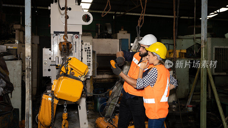机械工程师在工厂接受安全设备培训