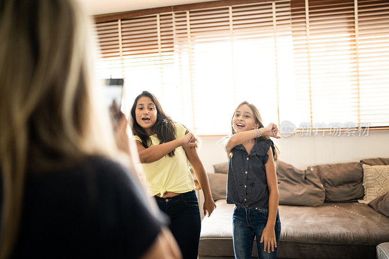 母亲拍摄十几岁的女儿在家跳舞