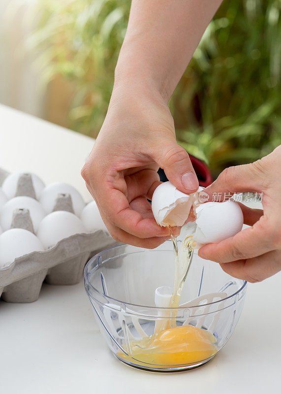 准备便餐-把鸡蛋打到一个小碗里