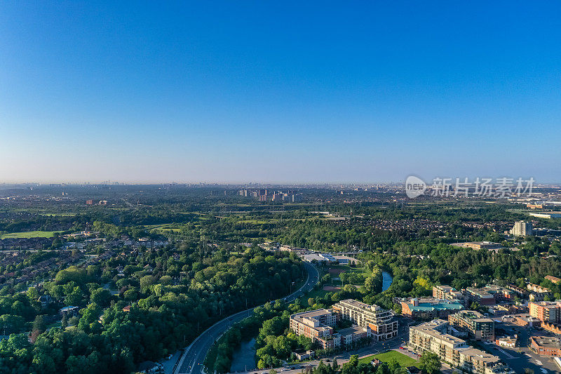 加拿大沃恩，伍德布里奇，伊斯灵顿大街的住宅分区鸟瞰图，独立和复式住宅