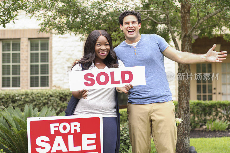 兴奋的年轻夫妇购买了他们的第一套房子。