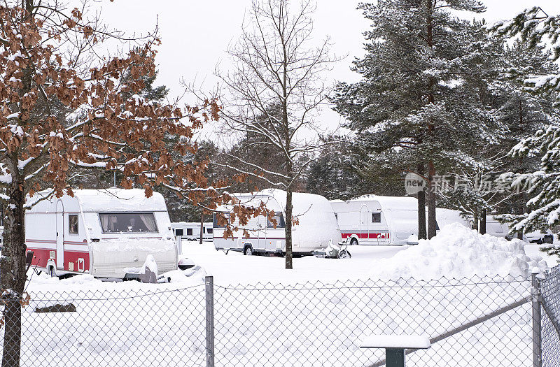 雪地里的旅游大篷车。冬季露营，芬兰和斯堪的纳维亚的旅游。