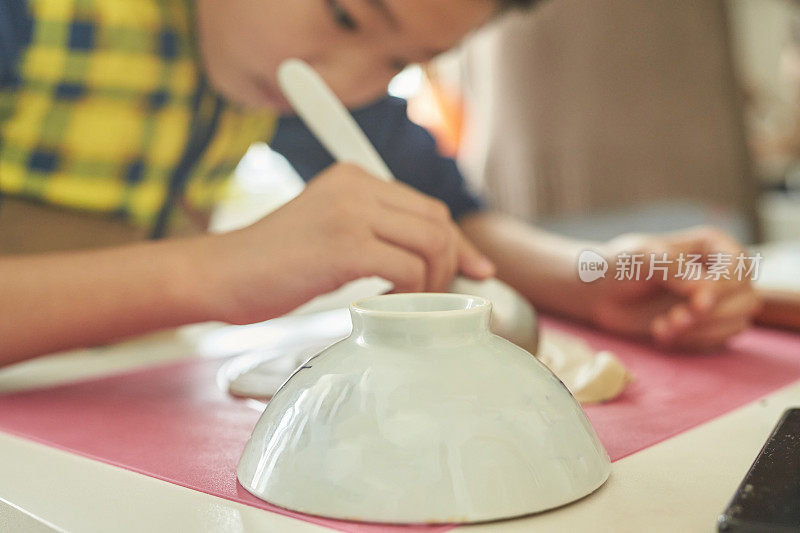 男孩帮助父母做饼干