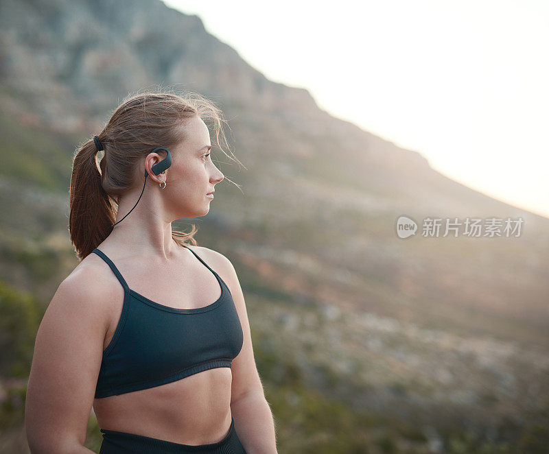 这是一个年轻女子在户外跑步时的照片