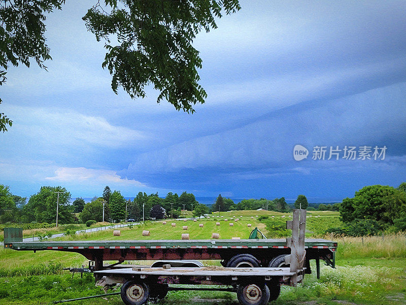 冰架似暴风云覆湖，雨点落在远方