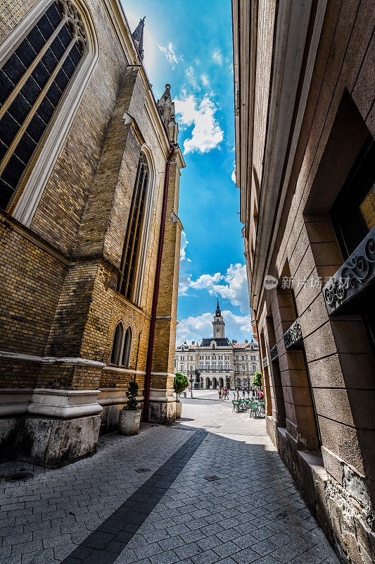 塞尔维亚诺维萨德的玛丽教堂和市政厅的小巷子