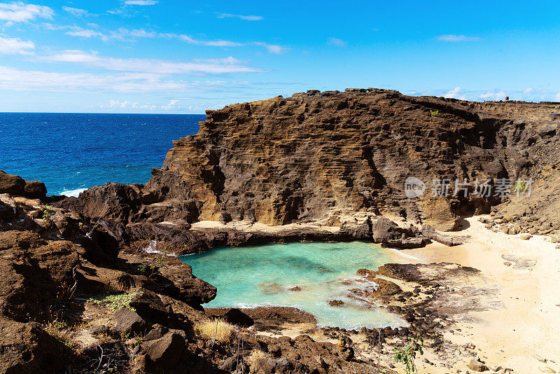 夏威夷哈罗纳海滩湾的岩石