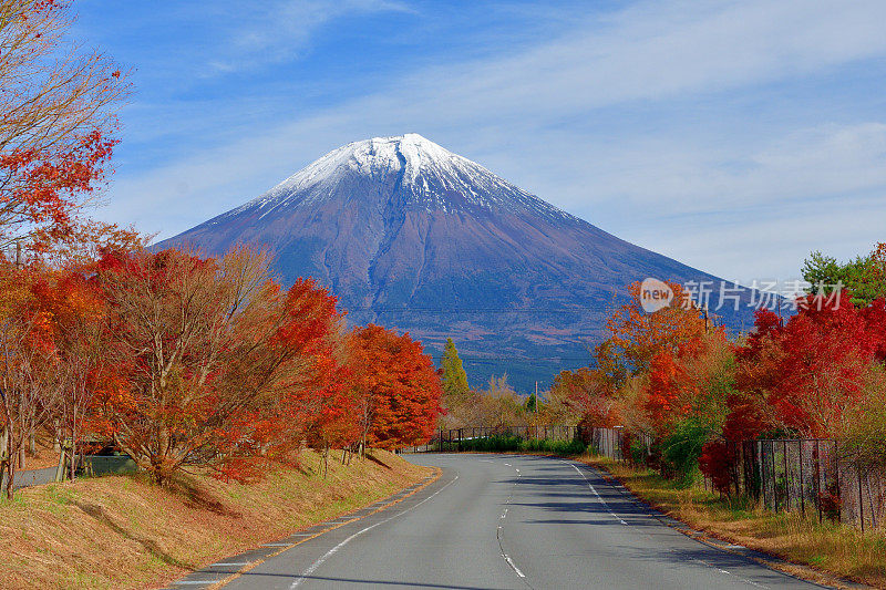 秋叶色的富士山:静冈县富士宫的景色