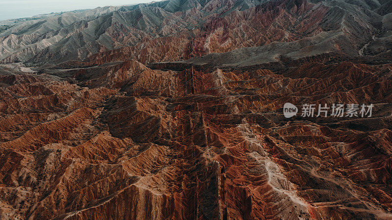 吉尔吉斯斯坦巨大多彩峡谷的纹理裂缝景观的引人注目的鸟瞰图
