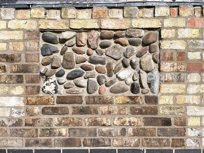装饰鹅卵石和砖墙的嵌板，一种传统的英国工匠艺术