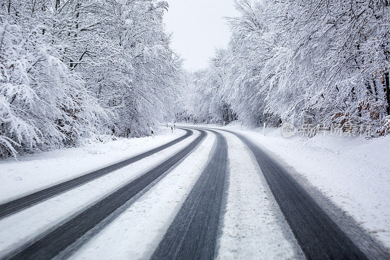 穿过森林的白雪覆盖的道路