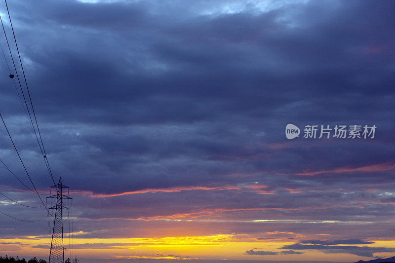 夕阳下有输电线路