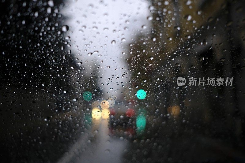 在雨中开车