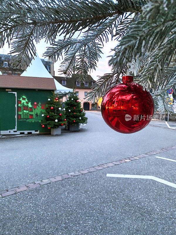 特写的圣诞市场的圣诞树树枝与装饰球