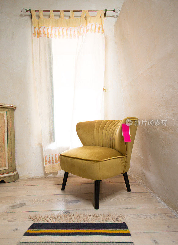 家居装饰:带有价格标签的全新黄色椅子