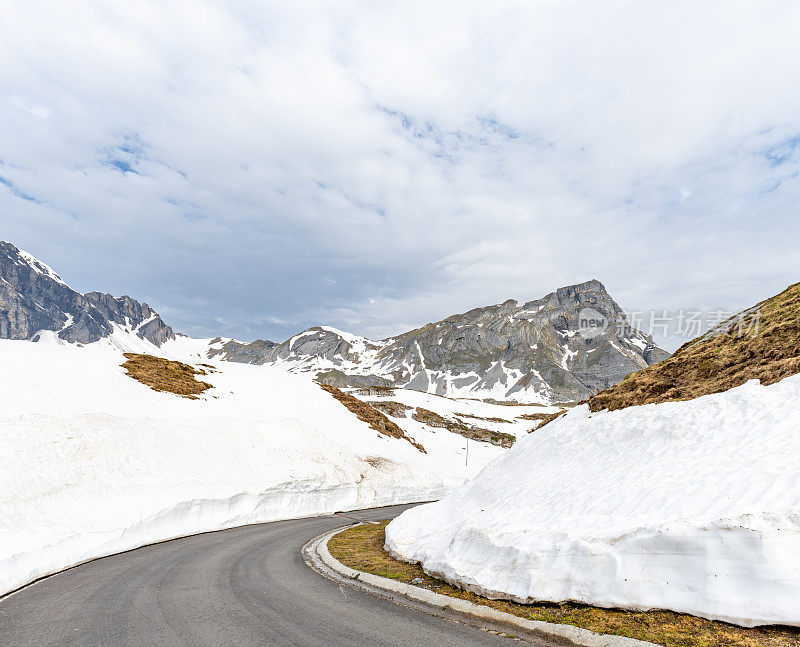 瑞士阿尔卑斯山的一条清除积雪的山路