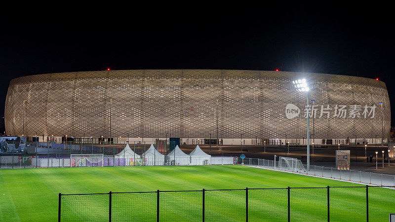 2021年世界杯体育场之一，thumama体育场。在晚上。