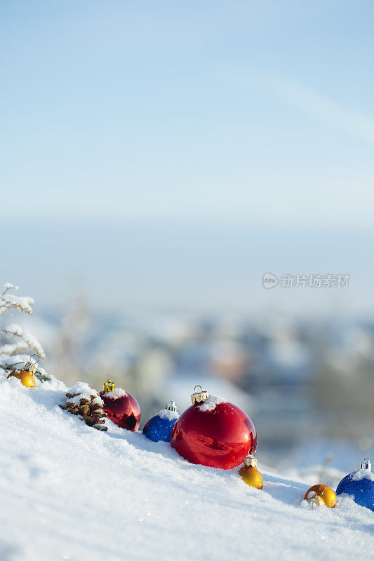 圣诞老人送来的玩具和礼物，在雪地里，在森林里，在阳光明媚的天气里，可以看到村庄的景色。