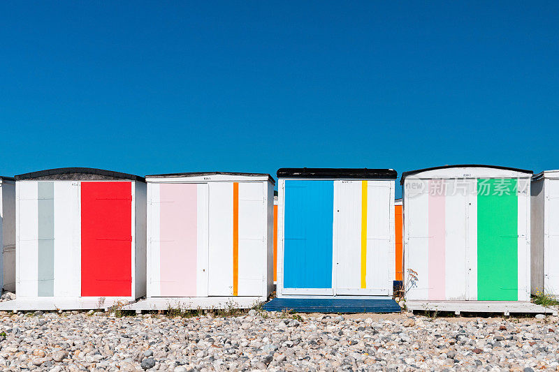 勒阿弗尔的彩色海滩小屋