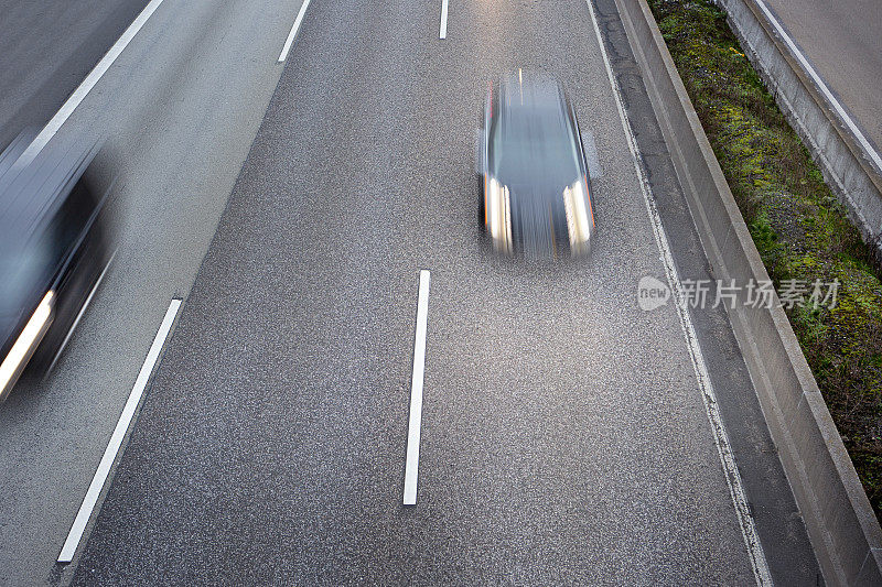 德国高速公路——黄昏时从桥上俯瞰，动态模糊