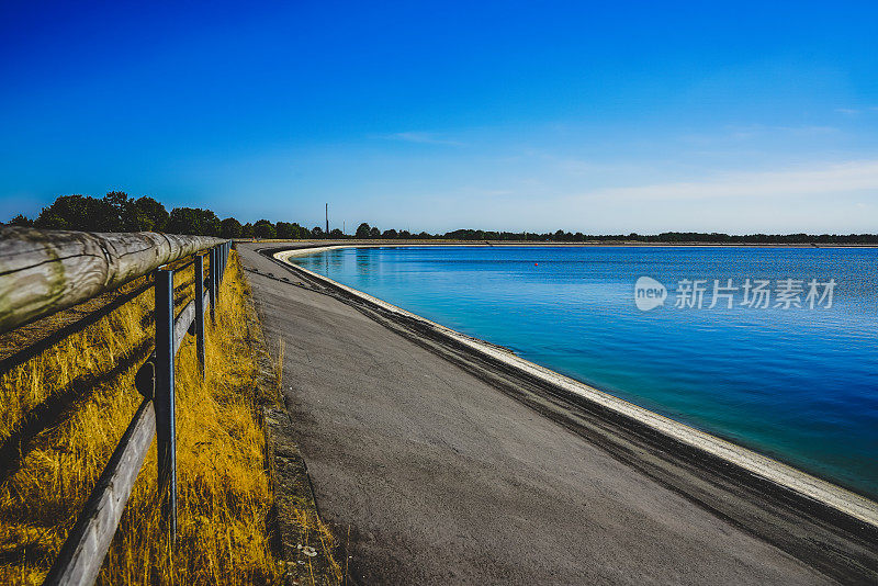 夏天有一个带塔的水库。的名字是“Speicherbecken”