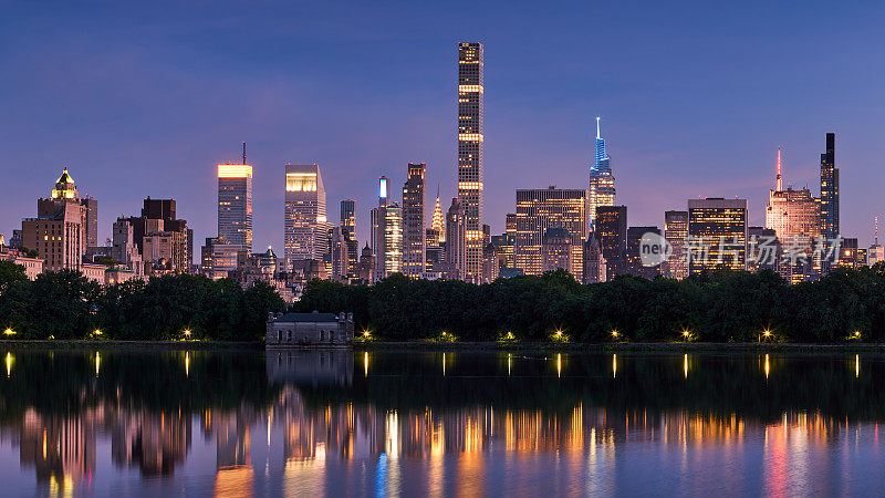 纽约市的天际线。曼哈顿中城的摩天大楼从黄昏的中央公园水库