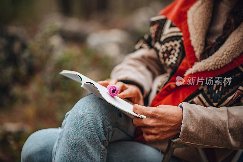 在森林读书的女人