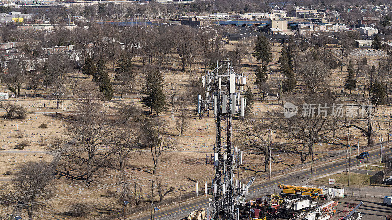 新泽西州卡姆登工业区的电信塔，背景是住宅区的远景。
