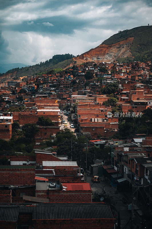 哥伦比亚麦德林(Medellin)科穆纳(Comuna)山上的房屋