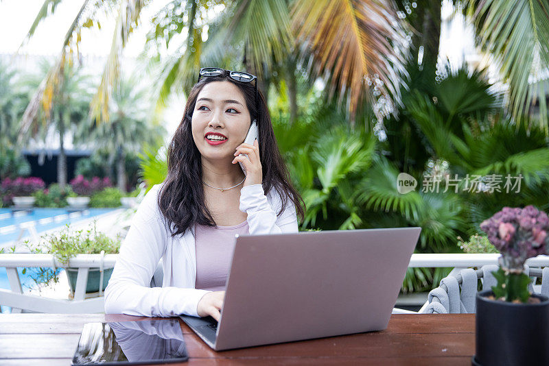 女性在户外工作时使用手机