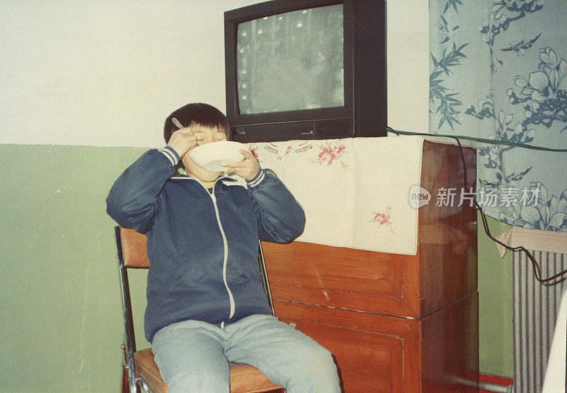 80年代中国小男孩在家里吃东西的真实生活照片