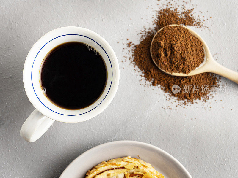 咖啡，勺子里的咖啡粉，咖啡粉堆，咖啡粉堆