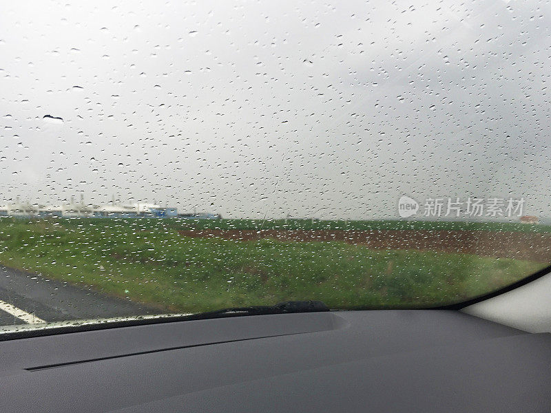 在雾蒙蒙的雨天开车