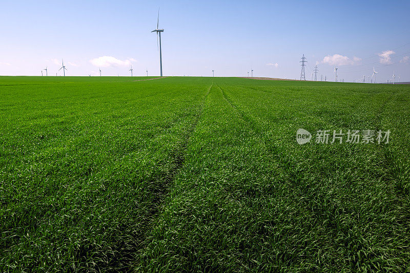 绿色农田与风力机农场