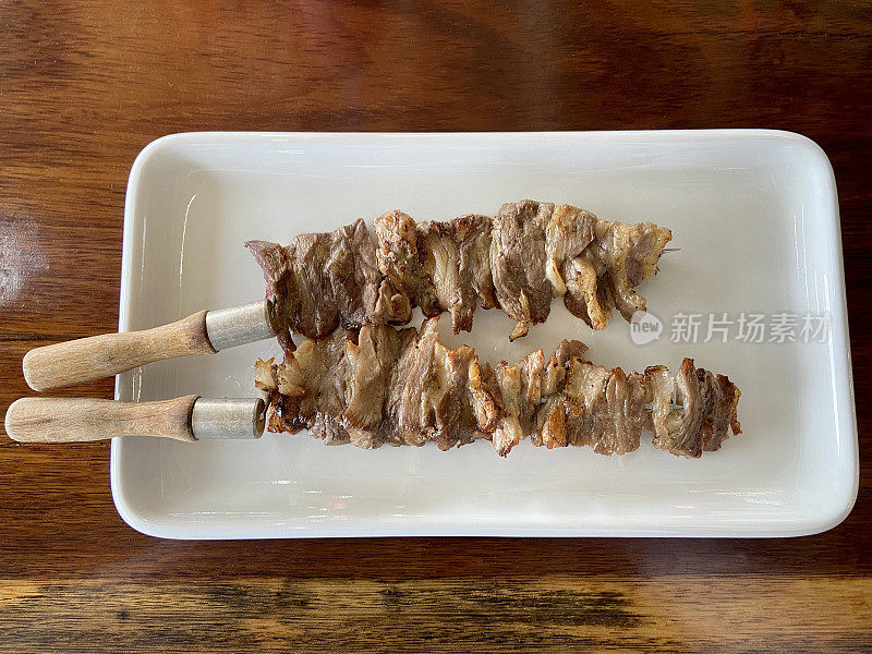 烤羊肉串，鸡肉串，传统土耳其食物串