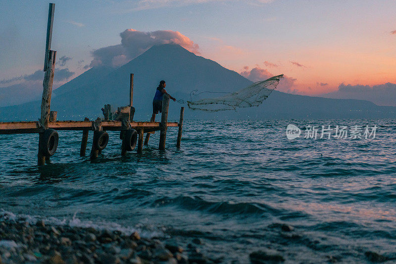 在阿提特兰湖上钓鱼的人