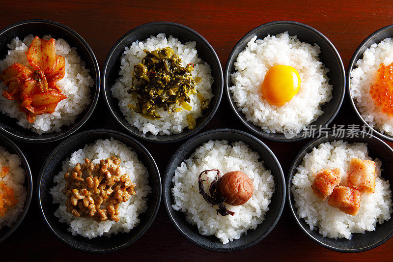 日本家庭烹饪，配菜放在热米饭上