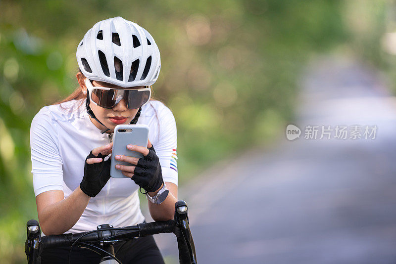 女性自行车骑行自拍女性社交群体与智能手机在骑自行车锻炼和放松在山上的道路或街道的健康生活