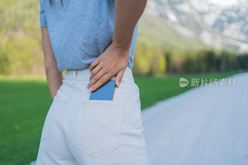 年轻女子在山路上休息