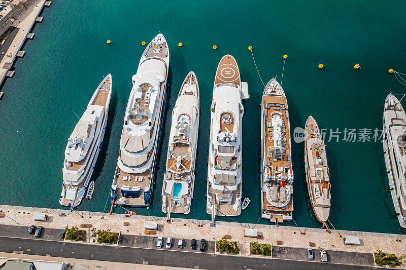 一排豪华超级游艇停泊在沃班港，昂蒂布，蓝色海岸，法国