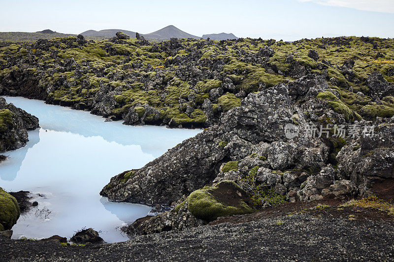 冰岛的火山景观和蓝色河流