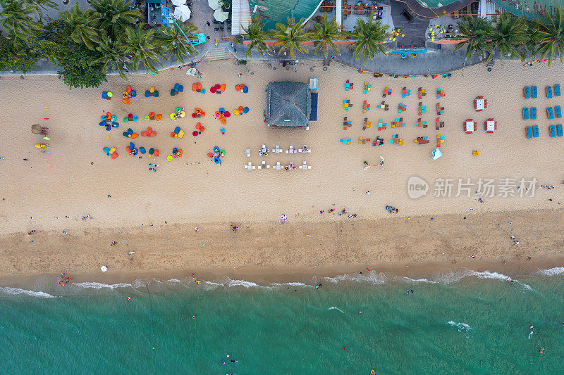 芽庄海滩的海浪