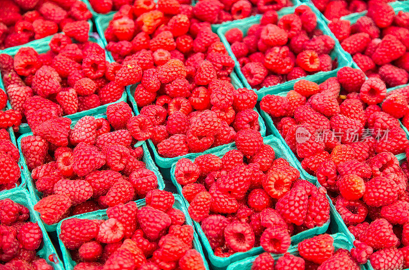 成箱的农贸市场的树莓和黑莓