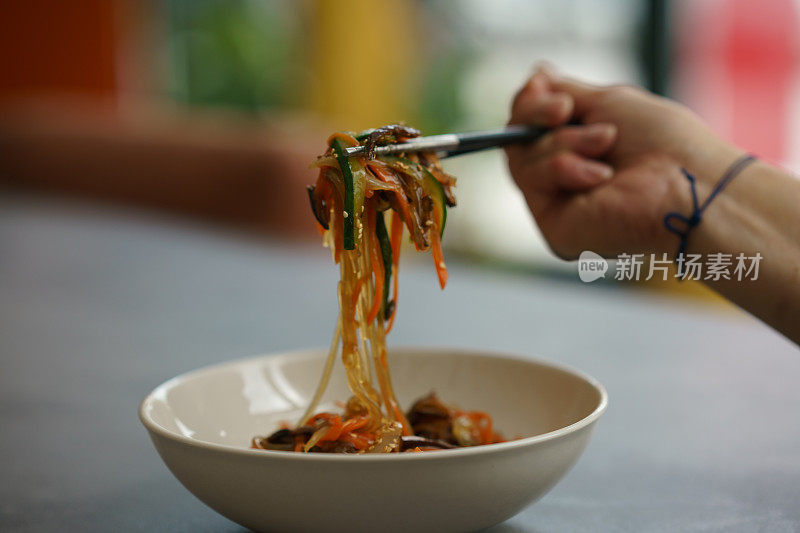 炒菜是一种传统的韩国食物，它是由炒菜混合而成的