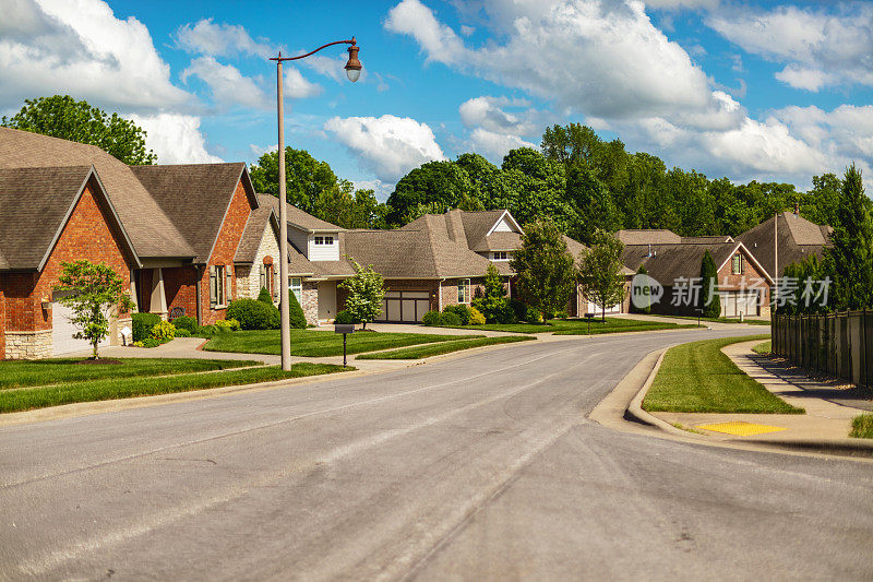 住宅在美国的住宅，在春天的单一和多个住宅系列照片