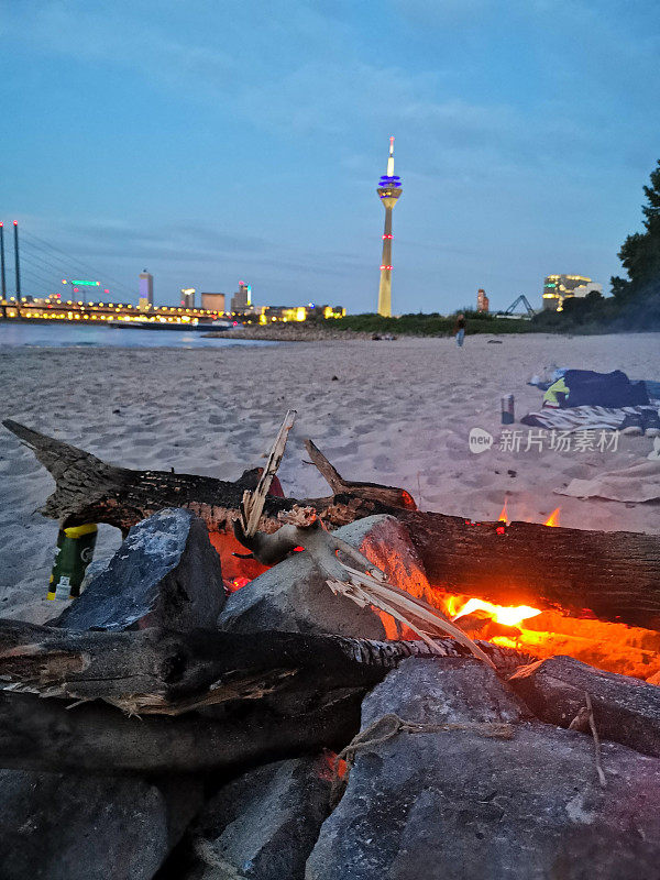 2022年夏天，以Düsseldorf为背景的海滩上的篝火