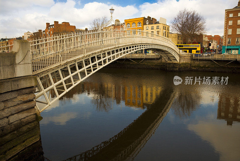 利菲河上的哈彭尼桥，都柏林，爱尔兰，欧洲