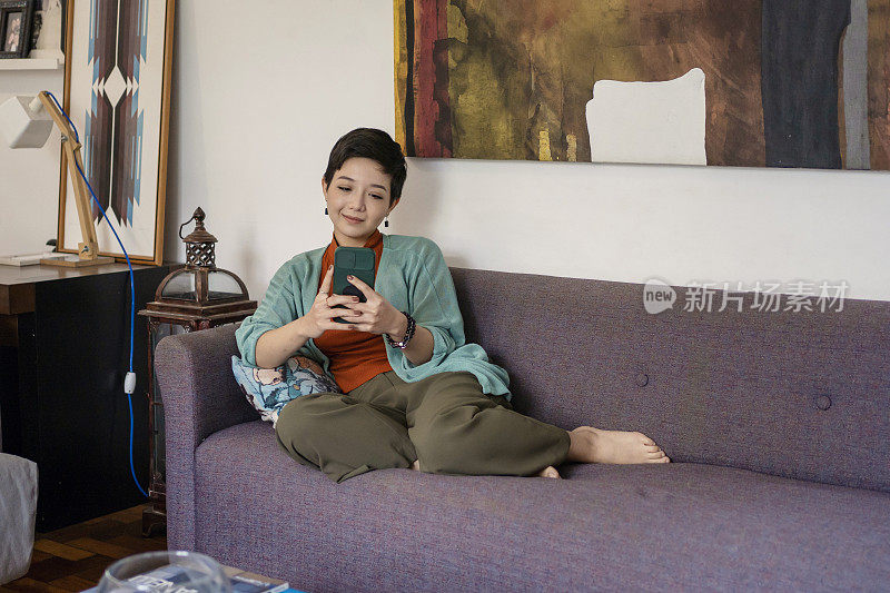 日本年轻女性在家使用智能手机