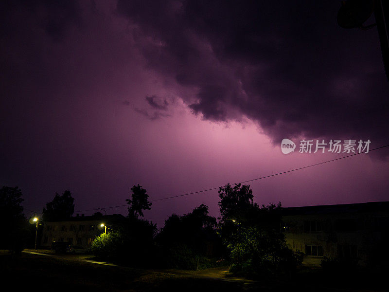 乌云密布，紫色的暴风雨天空，电闪雷鸣，乌云滚滚。雷声的天空