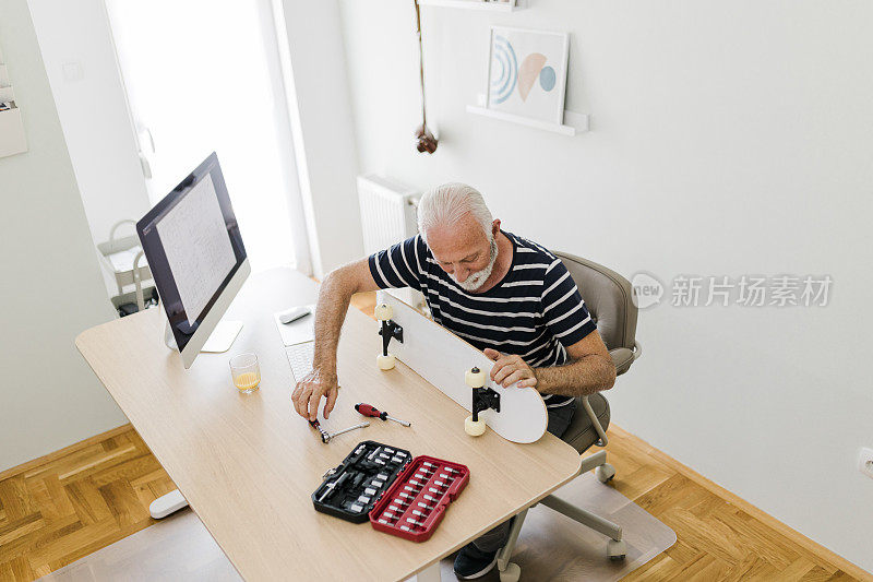 一位老人在家里修他的溜冰鞋